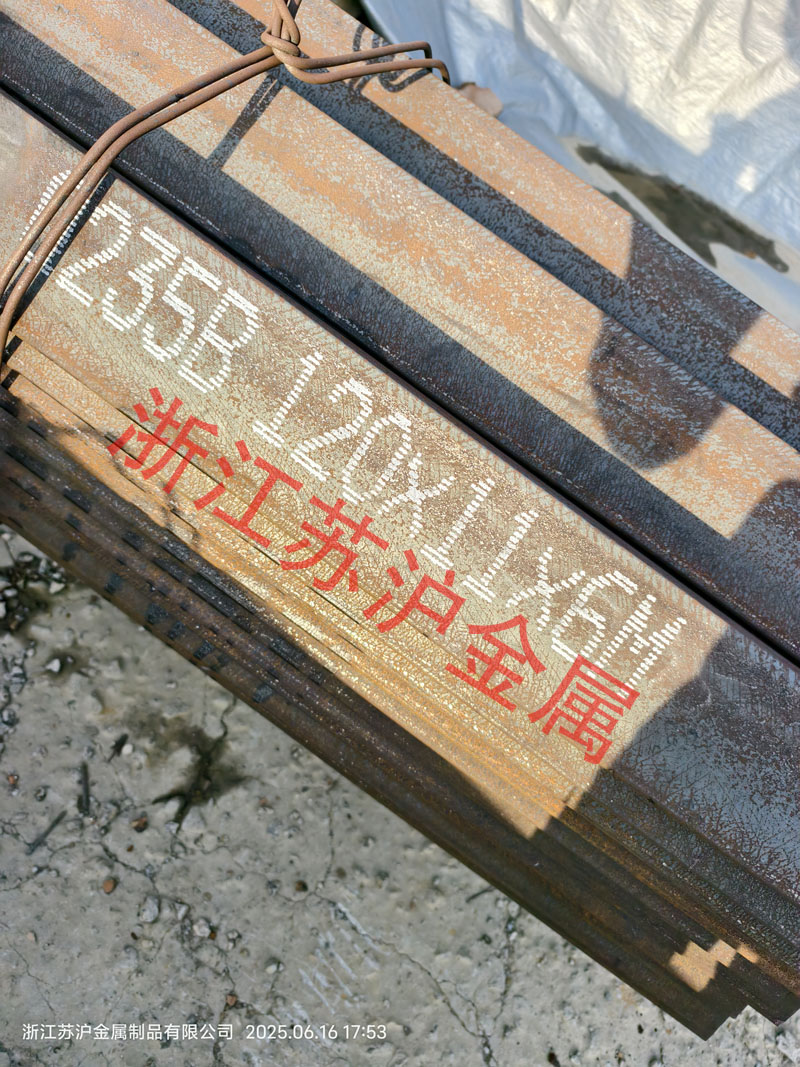 日标角钢120*120*11毫米：结构中的可靠骨干